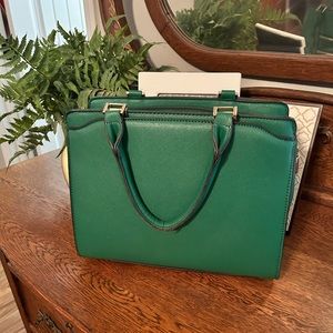 Fun green purse with lots of pockets.